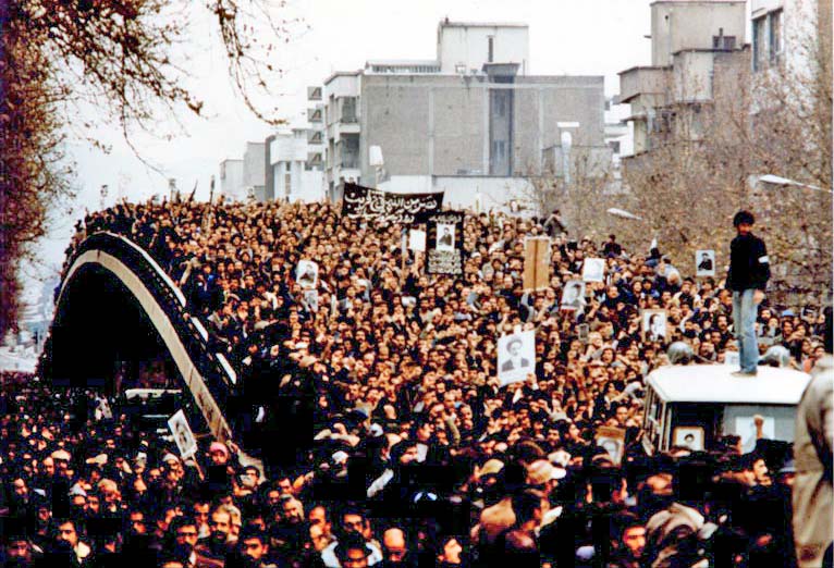 Šahh Mohammad Reza Pahlavi vastane meeleavaldus Teheranis College Bridge’i juures 1978. aastal. Foto autor teadmata