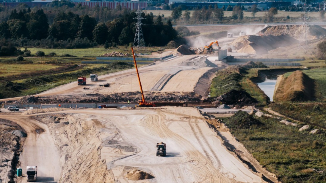 Täna töötab Karafin teedeehitusega tegelevas ettevõttes Verston Eesti OÜ, kus tema ülesandeks on juurutada ehituse digitaliseerimist ehk BIM-i. Kuigi tema taust on hoonete ehituses, pole see tema sõnul määrav – digitaliseerimise loogika on nii hoone- kui ka teedeehituses suuresti sarnane. Foto: Verston