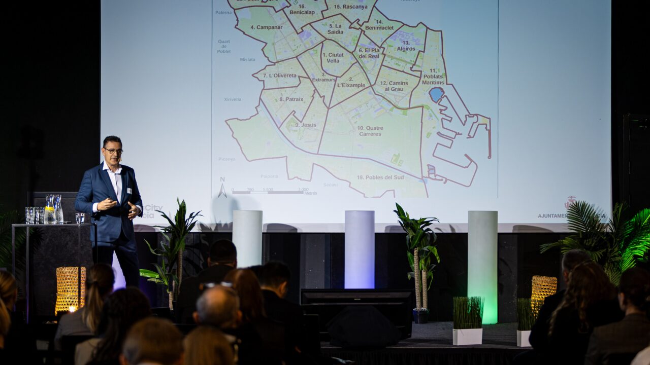 Ernesto Faubel esinemas 2026. aasta targa linna konverentsil Tallinnas, kus ta tutvustas Valencia kogemust linnade vastupidavuse, andmehalduse ja kriisidele reageerimise vallas. Foto: Aldis Toome.