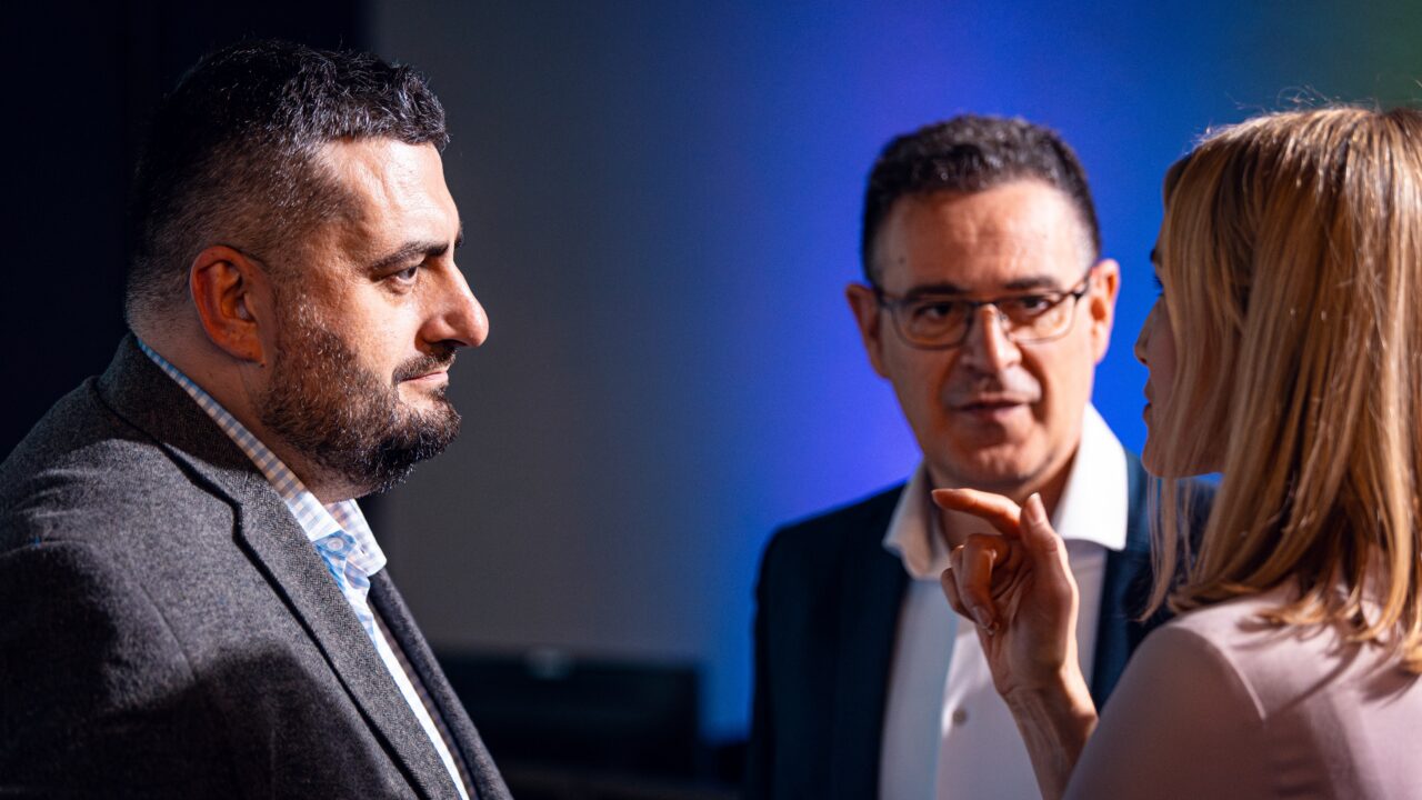 Denys Nazarenko (vasakul) vestlemas teiste osalejatega 2026. aasta targa linna konverentsil Tallinnas. Foto: Aldis Toome.