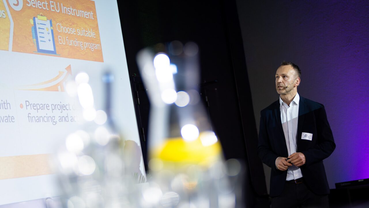 René Reisner esinemas 2026. aasta targa linna kogemuskonverentsil Tallinnas, kus ta käsitles ELi rahastusvahendeid vastupidava linnaarengu toetamiseks. Foto: Aldis Toome.