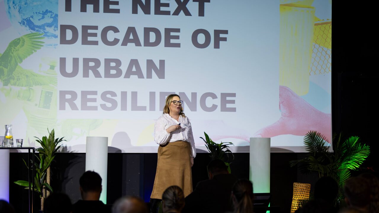 Laura Halenius esinemas 2026. aasta targa linna kogemuskonverentsil Tallinnas, kus ta rääkis linnade vastupidavuse järgmisest kümnendist. Foto: Aldis Toome.
