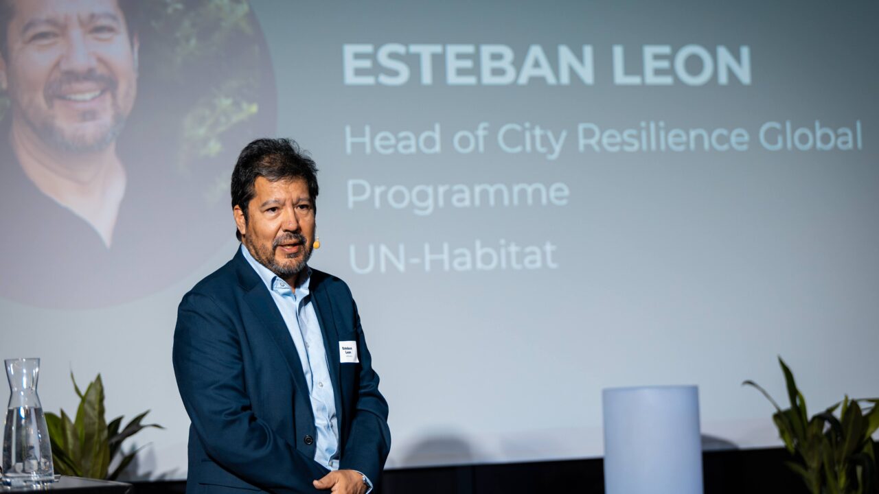 ÜRO asundusprogrammi üleilmse linnade vastupidavuse programmi juht Esteban Leon esinemas 2026. aasta targa linna konverentsil Tallinnas. Foto: Aldis Toome.