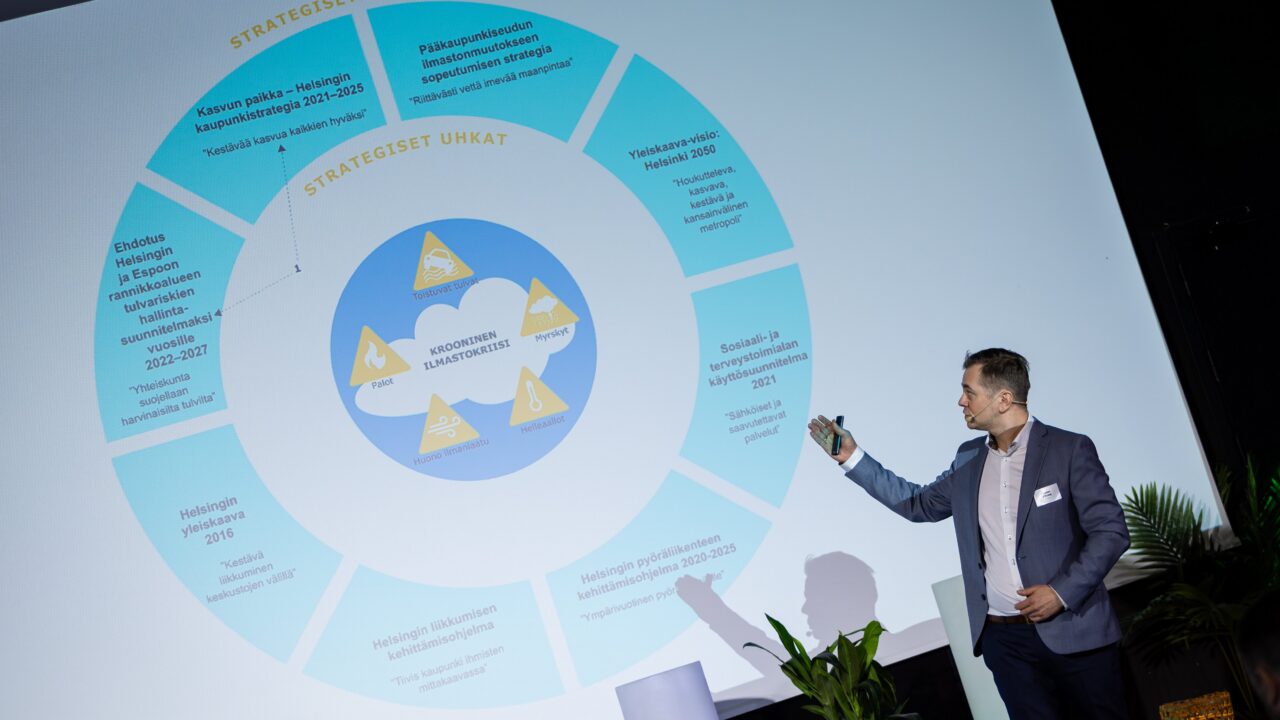 Peeter Vihma esinemas 2026. aasta targa linna konverentsil Tallinnas, kus ta rääkis sellest, kuidas saavad linnad strateegilises planeerimises arvestada nii kliimariskide kui ka kattuvate kriisidega. Foto: Aldis Toome.