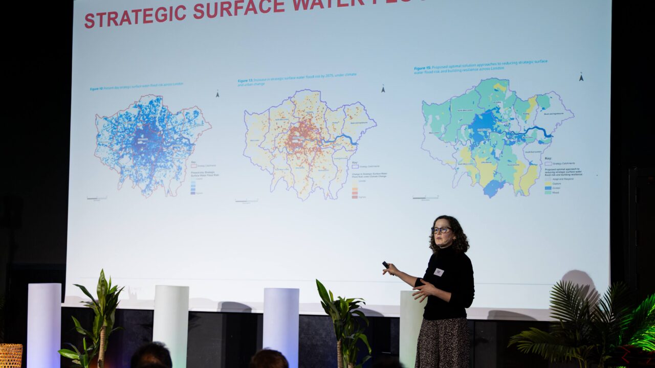 Kristen Guida esinemas 2026. aasta targa linna konverentsil Tallinnas, kus ta tõi esile Londoni peamised linnakeskkonna riskid, sealhulgas kliimamuutused, vananeva taristu ja sotsiaalse ebavõrdsuse. Foto: Aldis Toome.