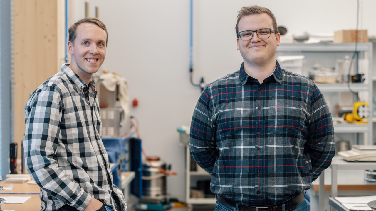 Projektiga seotud olnud Ehituse ja arhitektuuri instituudi teedeehituse ja geodeesia uuurimisrühma nooremprofessor Kristjan Lill (vasakul) ja teedeehituse ja geodeesia uurimisrühma projektijuht Karli Kontson (paremal). Foto: TalTech