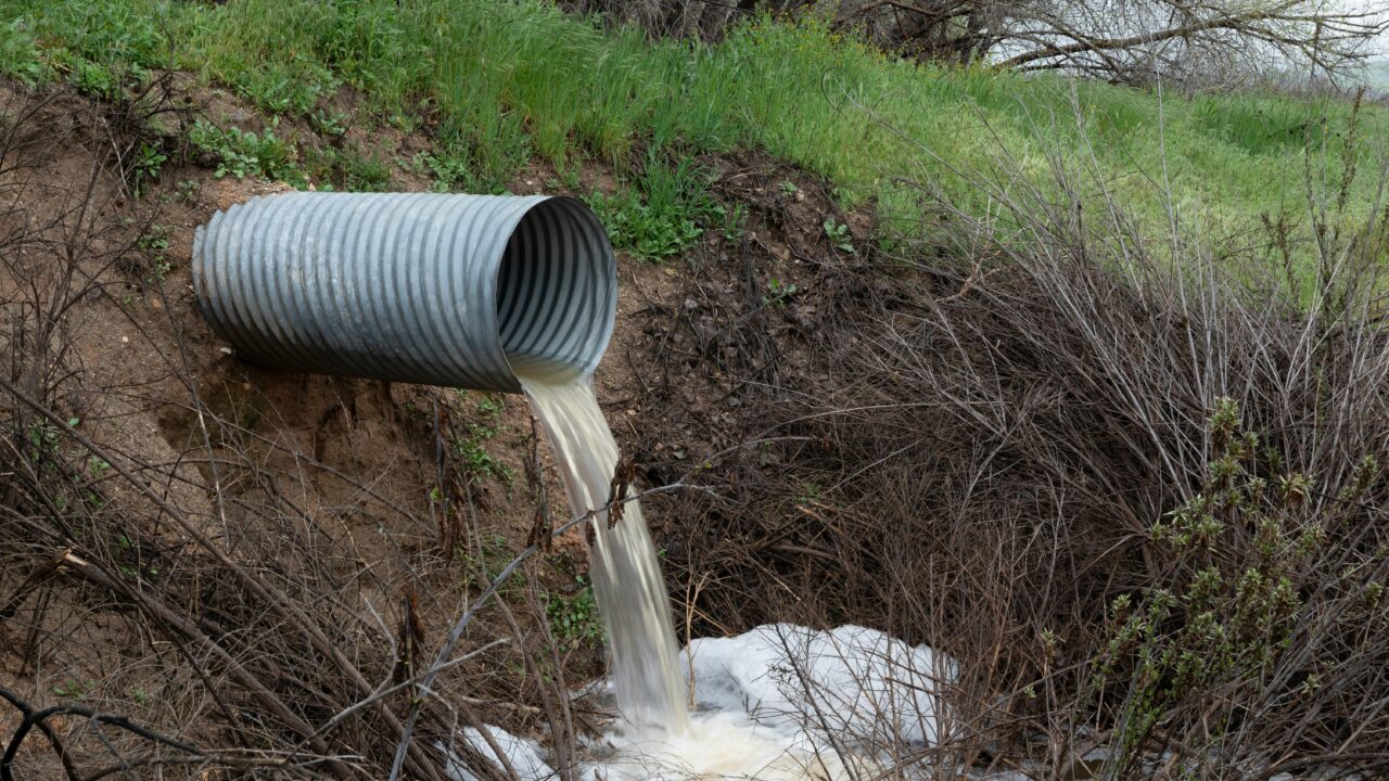 Annuse sõnul avaldab projekt linnakeskkonnale väga praktilist mõju. Esimene otsene kasu puudutab üleujutuste vähendamist, teine aga keskkonda. Kuna ühisvoolsetes süsteemides segunevad sademe- ja reovesi, mõjutab see äärmuslike ilmastikutingimuste korral ka merre juhitava vee kvaliteeti. Foto: Pexels