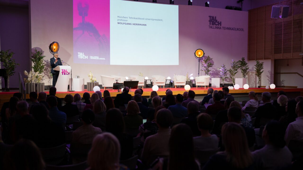 Wolfgang Herrmann esinemas TalTechis rahvusvahelise publiku ees. Tema sõnul sõltub Euroopa tulevik nii tehnoloogilisest võimekusest kui ka kultuurilise mitmekesisuse hoidmisest. Foto: Raimond Vink
