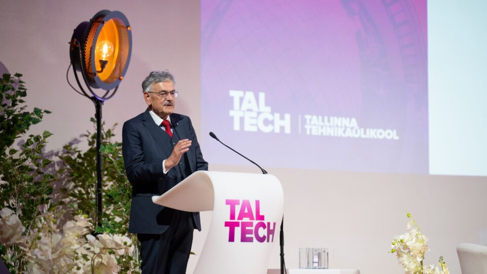 Wolfgang Herrmann kõnelemas TalTechi arengukonverentsil 13. mail 2026. Herrmann juhtis Müncheni Tehnikaülikooli 24 aastat ning kuulub ka TalTechi rahvusvahelisse nõukotta. Foto: Raimond Vink