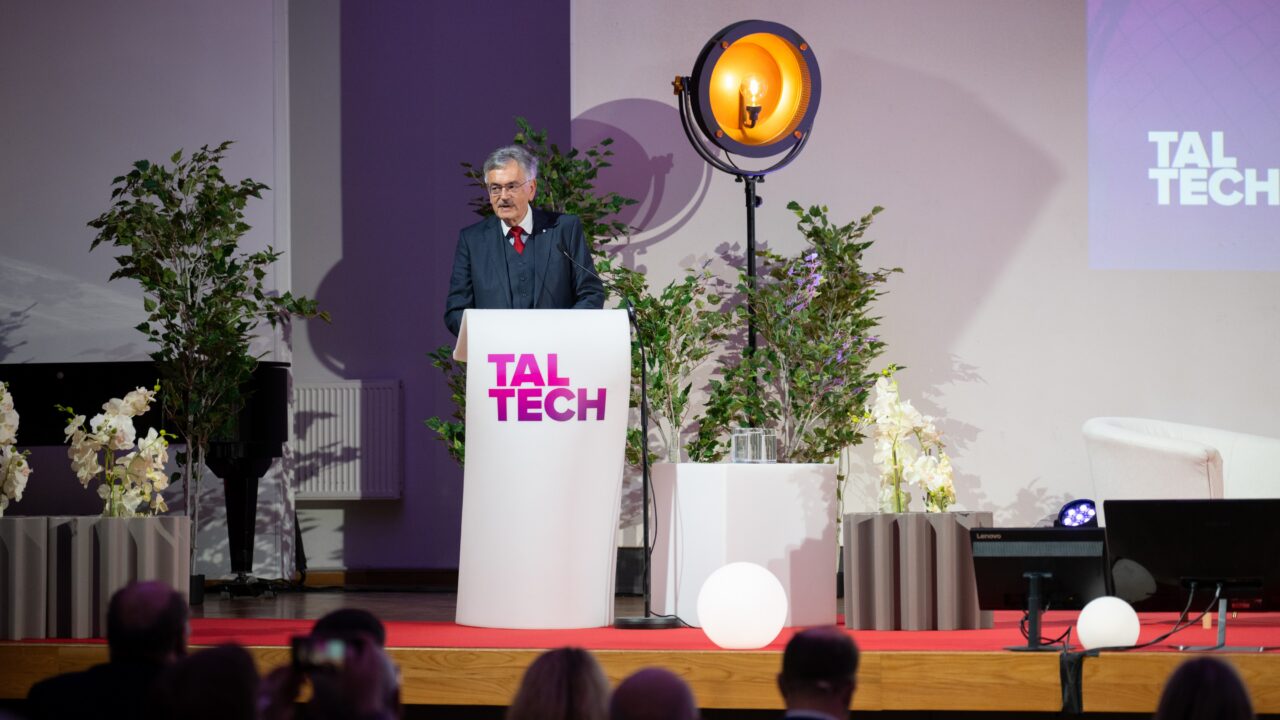 Wolfgang Herrmann kõnelemas TalTechis. Müncheni Tehnikaülikooli kauaaegne president rõhutas oma esinemises teaduse vabaduse, ettevõtlikkuse ja Euroopa koostöö tähtsust. Foto: Raimond Vink
