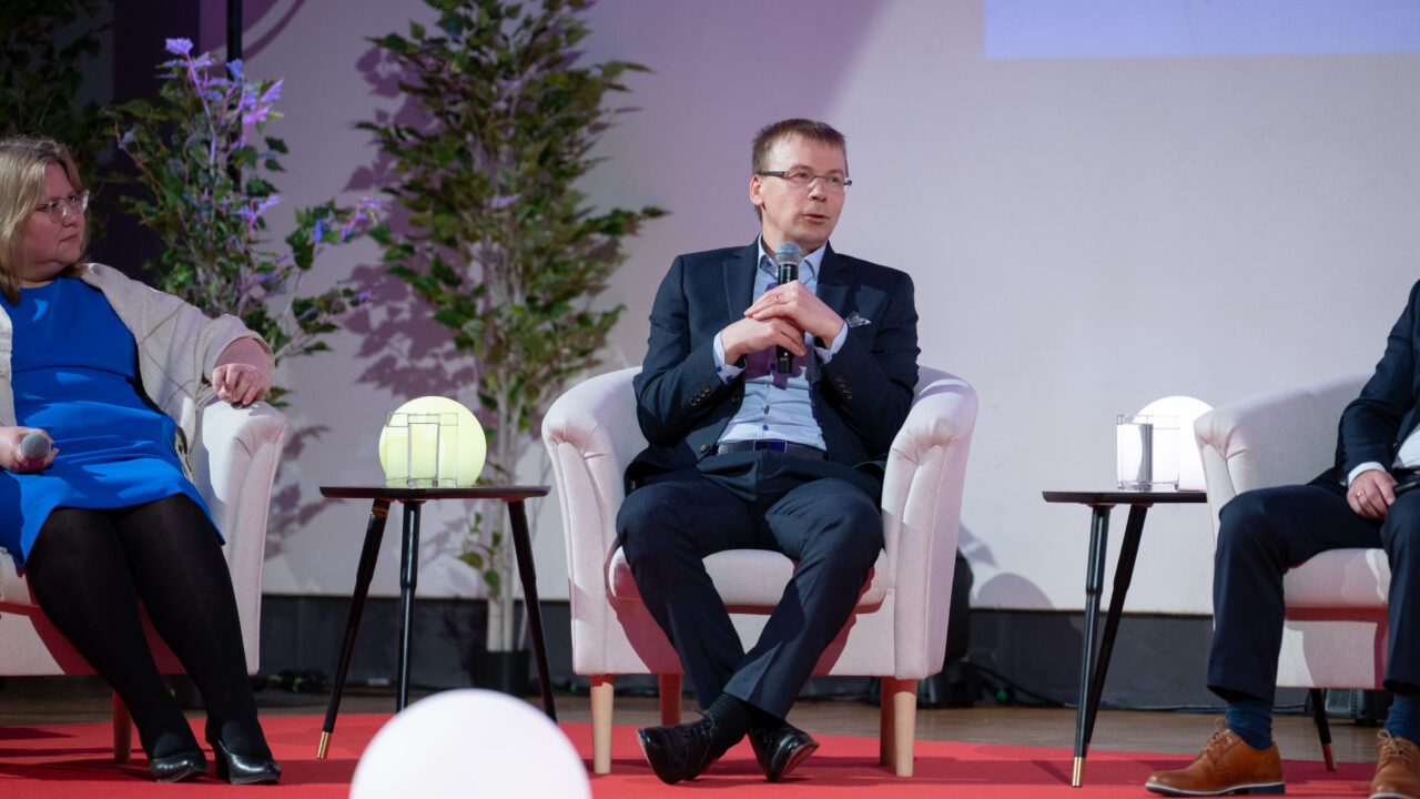 Kristo Karjust rõhutas, et tippspetsialistiks ei saada üksnes ülikoolipingis, vaid alles siis, kui ülikoolist saadud teadmistele lisanduvad töökogemus ja pidev enesetäiendus. Seetõttu muutub elukestev õpe tööstuseski möödapääsmatuks. Foto: Raimond Vink