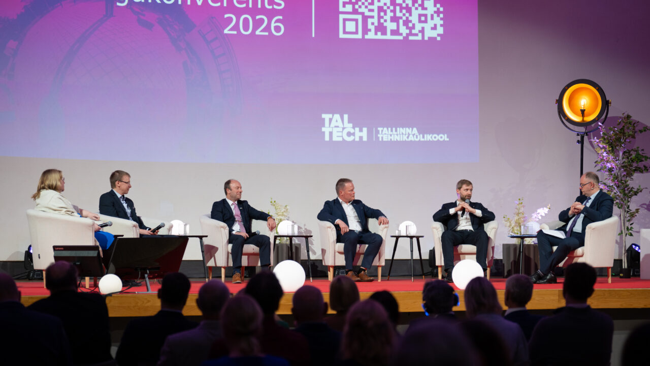 Eesti tööstuse konkurentsivõimest rääkides ei saa mööda energia küsimusest, olgugi et arutelu käigus rõhutati, et asi pole pelgalt selle hinnas. Juhan Aguraiuja (mikrofoniga) rõhutas, et Eesti ei saa rajada oma tööstuseelist piirkonna odavaima elektri lootusele. Foto: Raimond Link