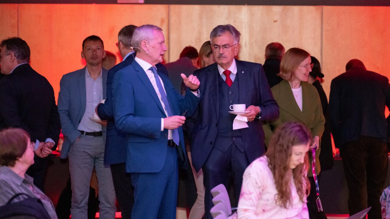 Wolfgang Herrmann (paremal) vestlemas TalTechi rektori Tiit Landiga (vasakul). Herrmann näeb väikeriikides, sealhulgas Eestis, Euroopa innovatsiooniökosüsteemi olulist osa. Foto: Raimond Vink