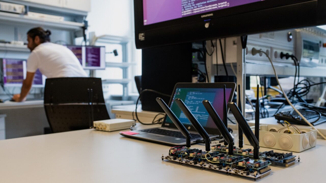 TalTechi 5G laboris arendatakse tehnoloogiaid, mille najal saab ka väike riik olla maailmas nähtav. Herrmanni sõnul on Eesti tugevus telekommunikatsioonis, ITs ja tehisintellektis. Foto: TalTech