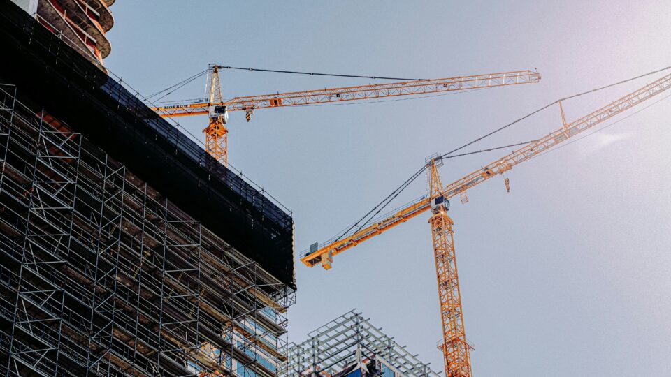 Ehitussektor peab otsima viise, kuidas olemasolevaid materjale rohkem ringlusse võtta ja korduskasutada. Foto: Unsplash