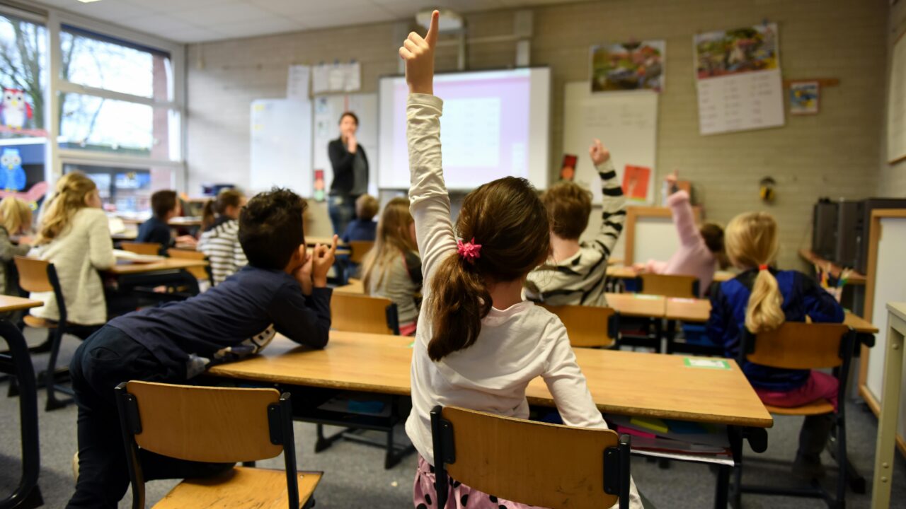 Koolikeskkonnas ei saa tehisintellekti kasutamist jätta üksnes laste endi vastutuseks – vaja on õpetada, millal AI toetab õppimist ja millal hakkab enda mõtlemist asendama. Foto: Pexels