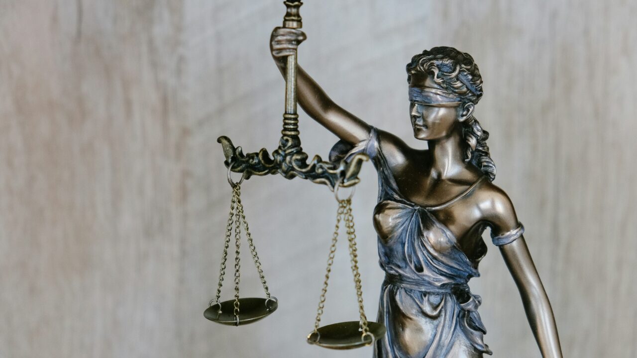 Õigusharidus peab tehisintellekti ajastul õpetama tulevasi juriste mitte ainult seadust tundma, vaid ka tehnoloogia mõju kriitiliselt hindama. Foto: Unsplash