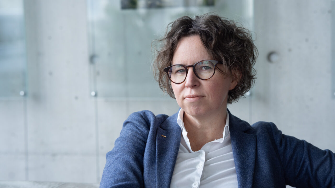 „Valges triiksärgis olen tegelikult harva, tavaliselt ilupiltide jaoks. Enamasti on minu töö ikkagi käed-mootoris,“ ütleb Eneli Liisma. Foto: Merko / Iris Kivisalu.