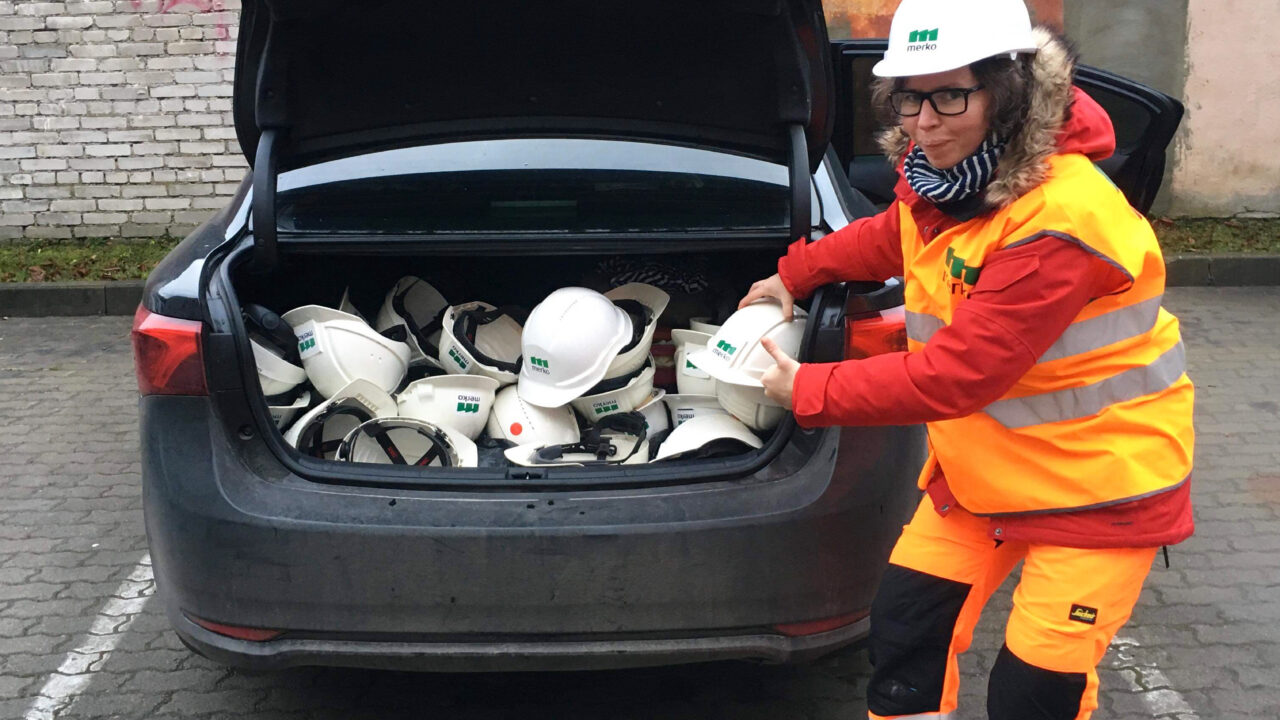 Eneli Liisma teeb sageli ehitusplatsidel ekskursioone, et näidata huvilistele, kuidas majad kokku käivad ja mida ehitusinseneri töö objektil päriselt tähendab. Foto: erakogu.
