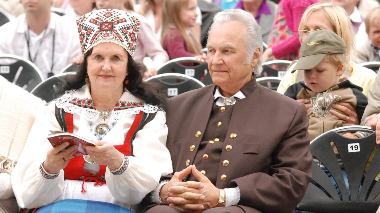 Arnold ja Ingrid Rüütel 2009. aasta laulupeol. Rüütli presidentuur kandis rahvusliku järjepidevuse, maaelu ja eestluse hoidmise vaiksemat, ent visa joont. Foto: Egon Tintse / CC BY-SA 2.0 litsents
