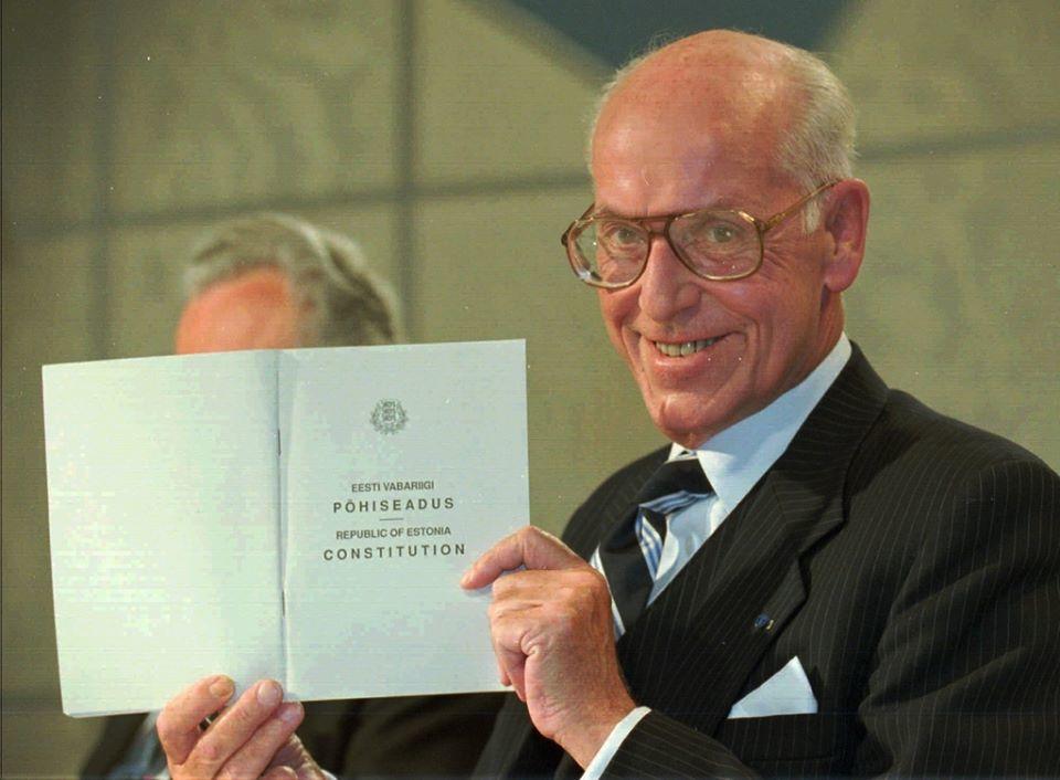 President Lennart Meri (1929-2006) Eesti Vabariigi põhiseadusega – riigipea, kelle jaoks Eesti riik oli nii juriidiline kord kui ka vaimne ülesanne.