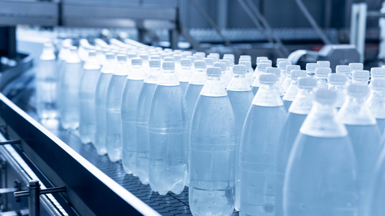 Plastpudelite tootmine. Marina Kritševskaja sõnul tuleb ka näiliselt keskkonnahoidlike lahenduste mõju hinnata kogu elutsükli ulatuses – alates toorainest ja tootmisest kuni kasutuse ja jäätmekäitluseni. Foto: Getty Images / Unsplash