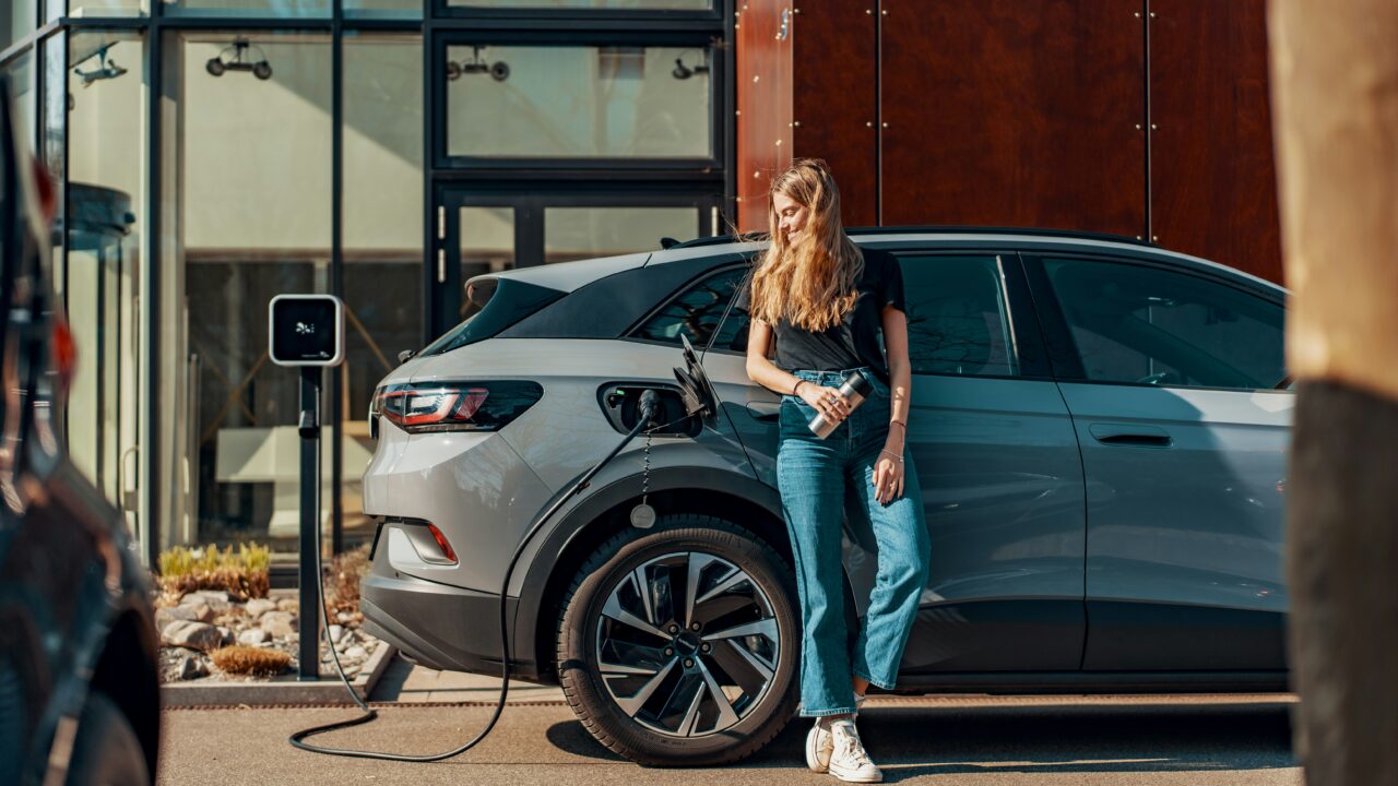 Elektriauto ei ole automaatselt keskkonnale kahjutu: selle mõju sõltub nii tootmisest, kasutatavast elektrist kui ka sellest, mis saab akust elutsükli lõpus. Foto: Juice / Unsplash