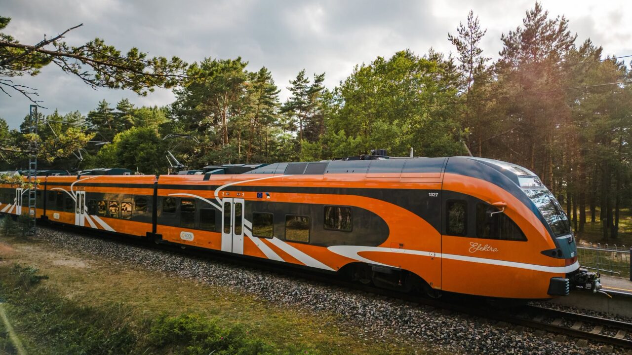 Elroni reisirong teel läbi Harjumaa. Ühistranspordi ühendus Tallinnaga mõjutab asumite atraktiivsust, kuid korterihindades peegeldub autoühenduse mõju sageli selgemalt. Foto: Elron