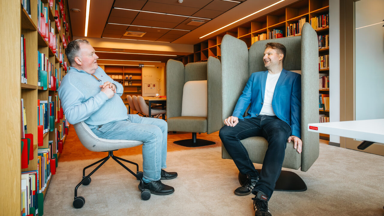 Aivo Olev vestlemas loo autoriga TalTechi raamatukogus. Foto: Karl-Kristjan Nigesen