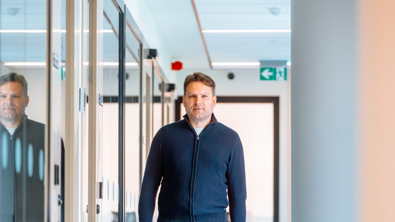 Kõnetuvastuse ja suurte keelemudelite areng on muutnud ka Olevi doktoritöö fookust: kiiresti arenevas valdkonnas võib uurimisteema paari aastaga sisuliselt ümber sündida. Foto: Karl-Kristjan Nigesen