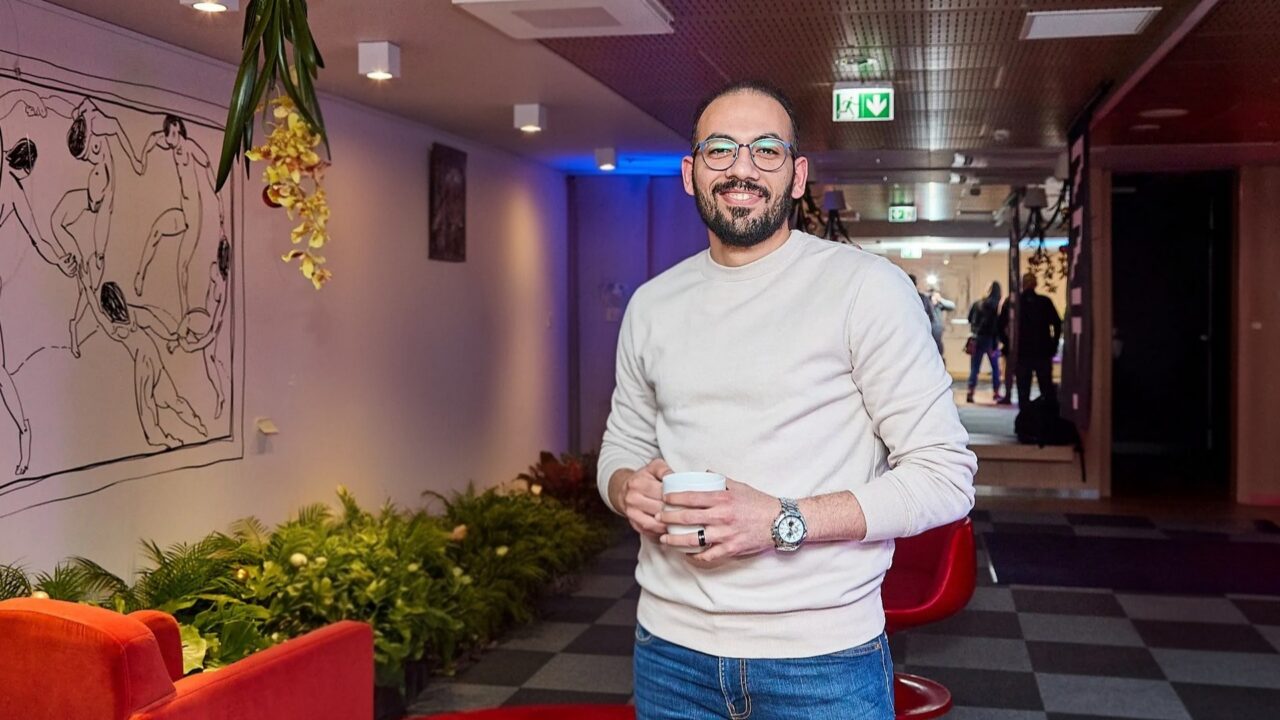 TalTechi Mereakadeemia doktorant-nooremteadur Ahmed Nagi Nasr arendab seirelahendust Haris, mis analüüsib laeva pardasüsteemide andmeid ja tuvastab neis võimalikele rünnakutele või signaalide võltsimisele viitavaid kõrvalekaldeid. Foto: Erakogu