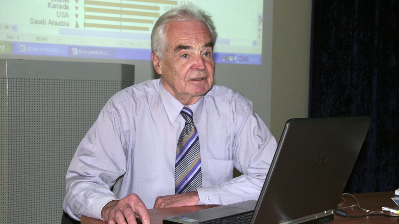 Endel Risthein ettekannet pidamas. Emeriitprofessor on aastakümneid sidunud elektriinseneri täpse mõtlemise, tehnikahariduse ja erialakeele arendamise. Foto: TalTech