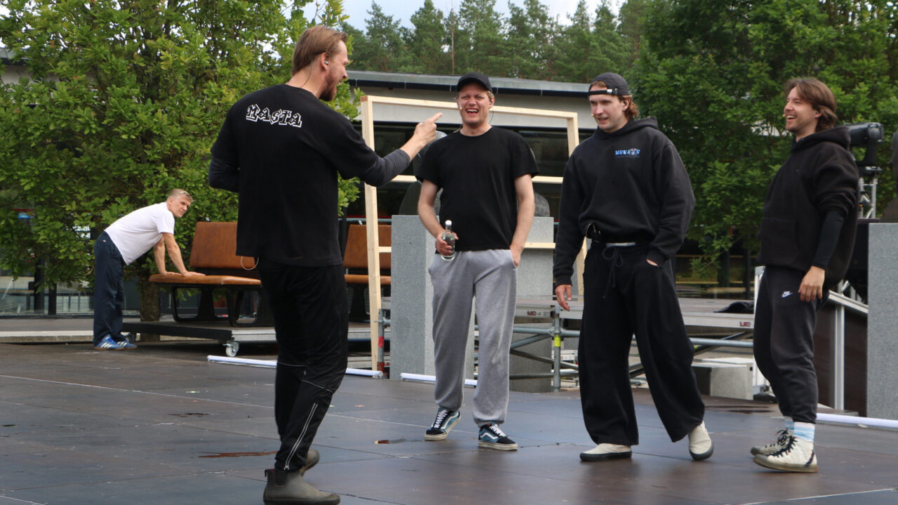 Lavastuse proovid on Tallinna Tehnikaülikooli Akadeemikute alleel täies hoos. Vasakult näitlejad Karl Robert Saaremäe, Oskar Punga, Jass Kalev Mäe, Theodor Tabor. Foto: Kristjan Kurm