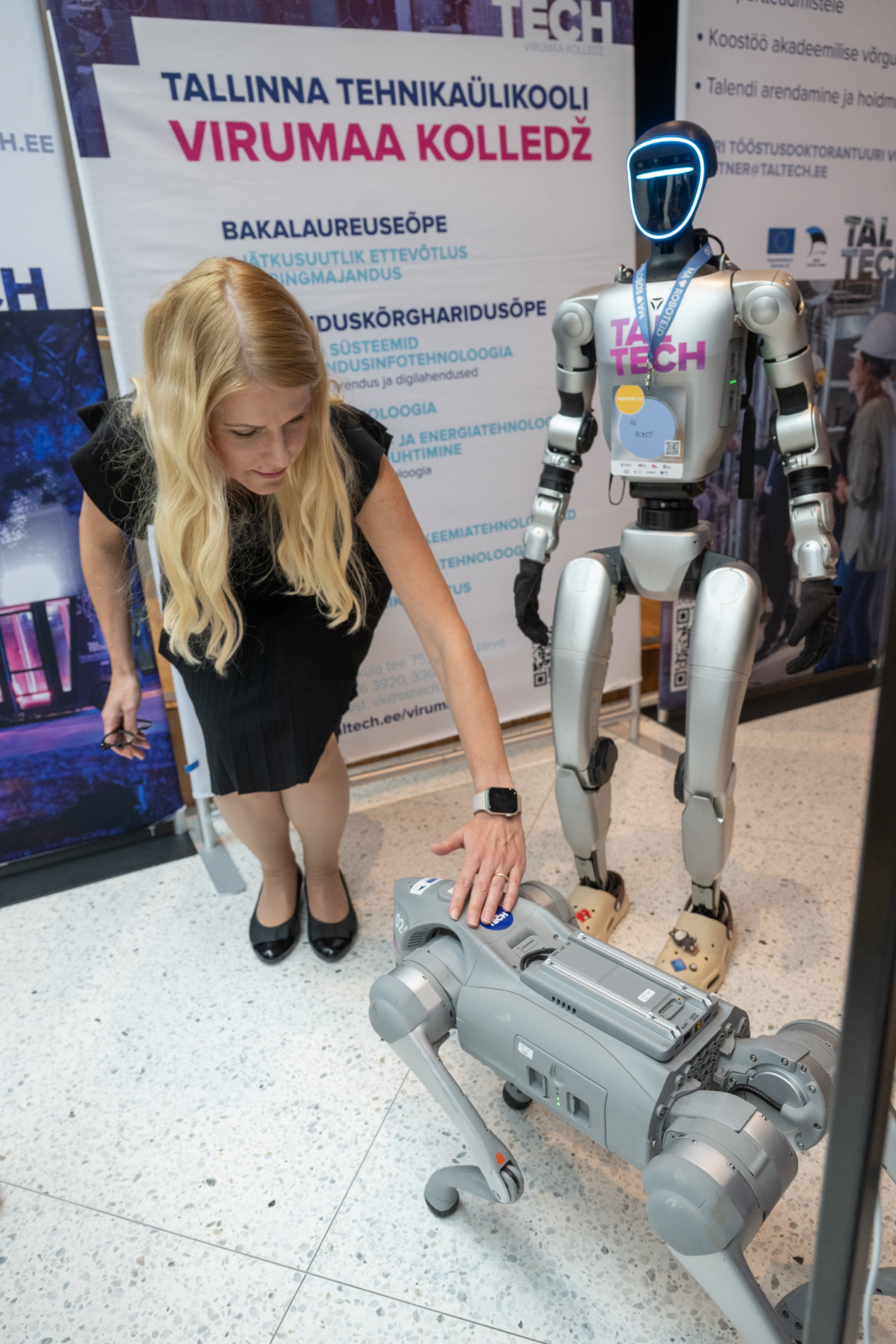 Virumaa kolledži alal sai Industry 5.0 konverentsil lähemalt tutvuda nii robothumanoidi kui ka robotkoeraga. Foto: Raigo Pajula
