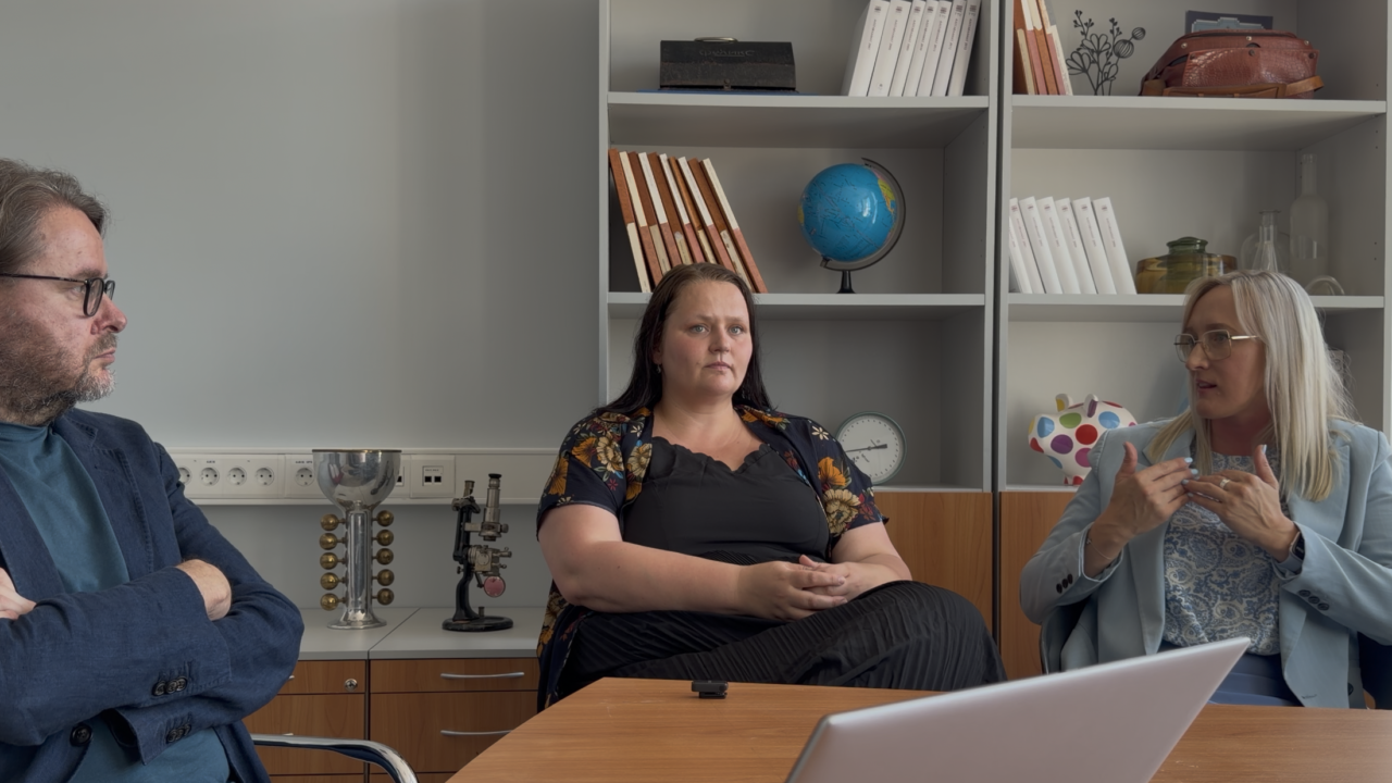 Trialoogi keeletoimetaja-kolumnisti Jan Kausi küsimustele vastasid uuslavastuse autor Andra Teede ja TalTechi turundus- ja kommunikatsiooniosakonna juhataja Hele-Riin Pihel, kes aitas lavastuse elluviimiseks kaasata suure vabatahtlike meeskonna. Foto: Kristjan Kurm