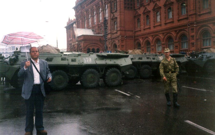 Turist soomustransportööri BTR-80 ees Moskvas Revolutsiooni väljakul, Punase väljaku vahetus läheduses, 1991. aasta augustiputši ajal.
