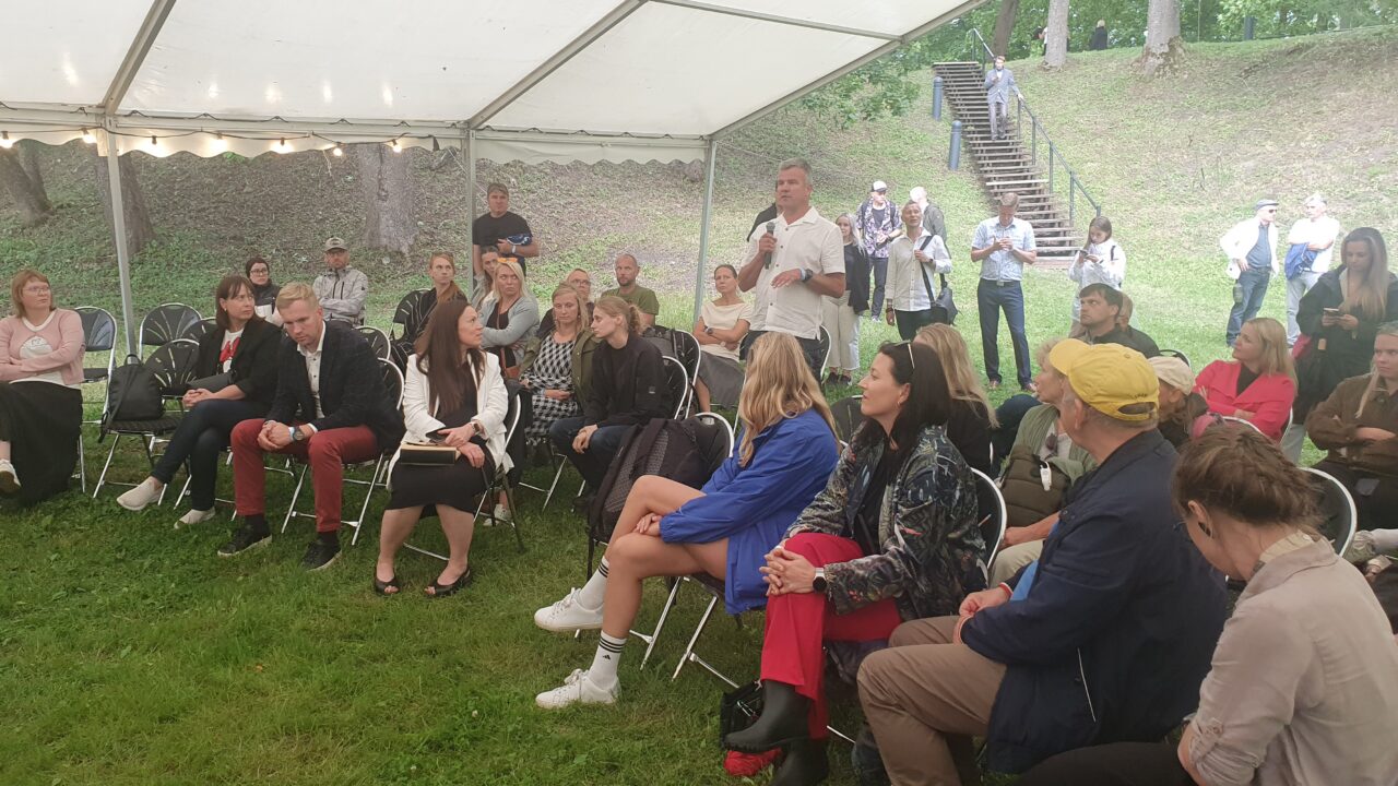 Publiku küsimused tõid arutellu koduomanike kogemused ja vajaduse vaadata üleujutusprobleeme üksikust kinnistust laiemalt. Foto: Tanel Mätlik