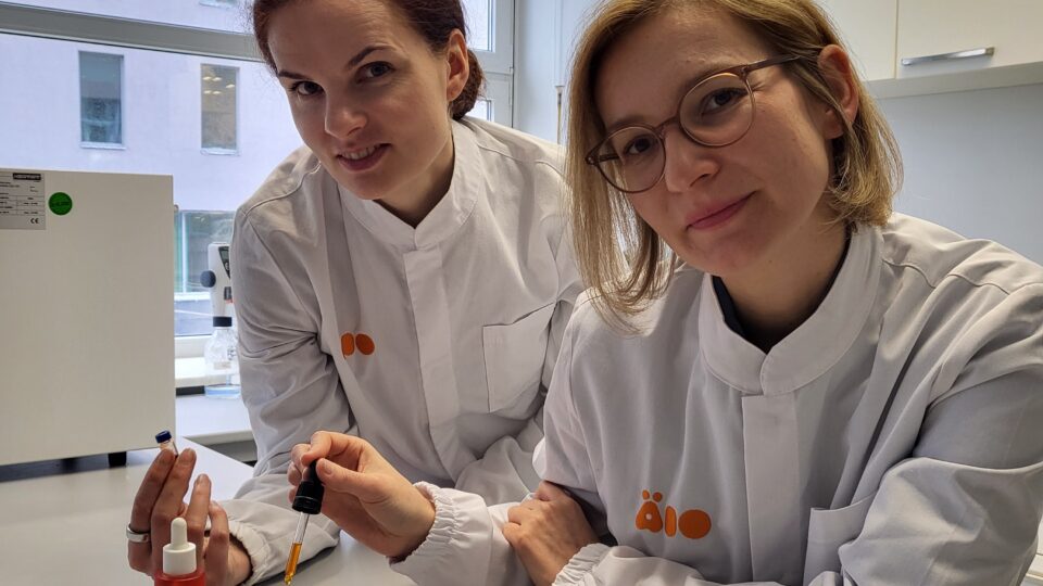 Tilk! asutaja ja tegevjuht Pille Lengi ning Äio kosmeetikatoodete arenduse juht Magdalena Koziol teevad koostööd, et tuua biotehnoloogilised koostisosad uudsete nahahooldustoodeteni. Foto: Tilk!