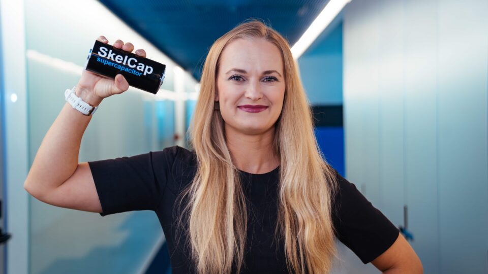 Eestisse naasnult alustas Ormus tööd energiasalvestusettevõtte Skeleton Technologies hankejuhi ametis. Alates 2025. aasta sügisest töötab ta seal projektijuhina. Olgugi et ta ei koosta enam tehnilisi jooniseid, peab ta sellegipoolest mõistma kliendi spetsifikatsioone ja nõudeid ning suutma seostada omavahel inseneride, tootmise ja kliendi tööd. Foto: Skeleton Technologies