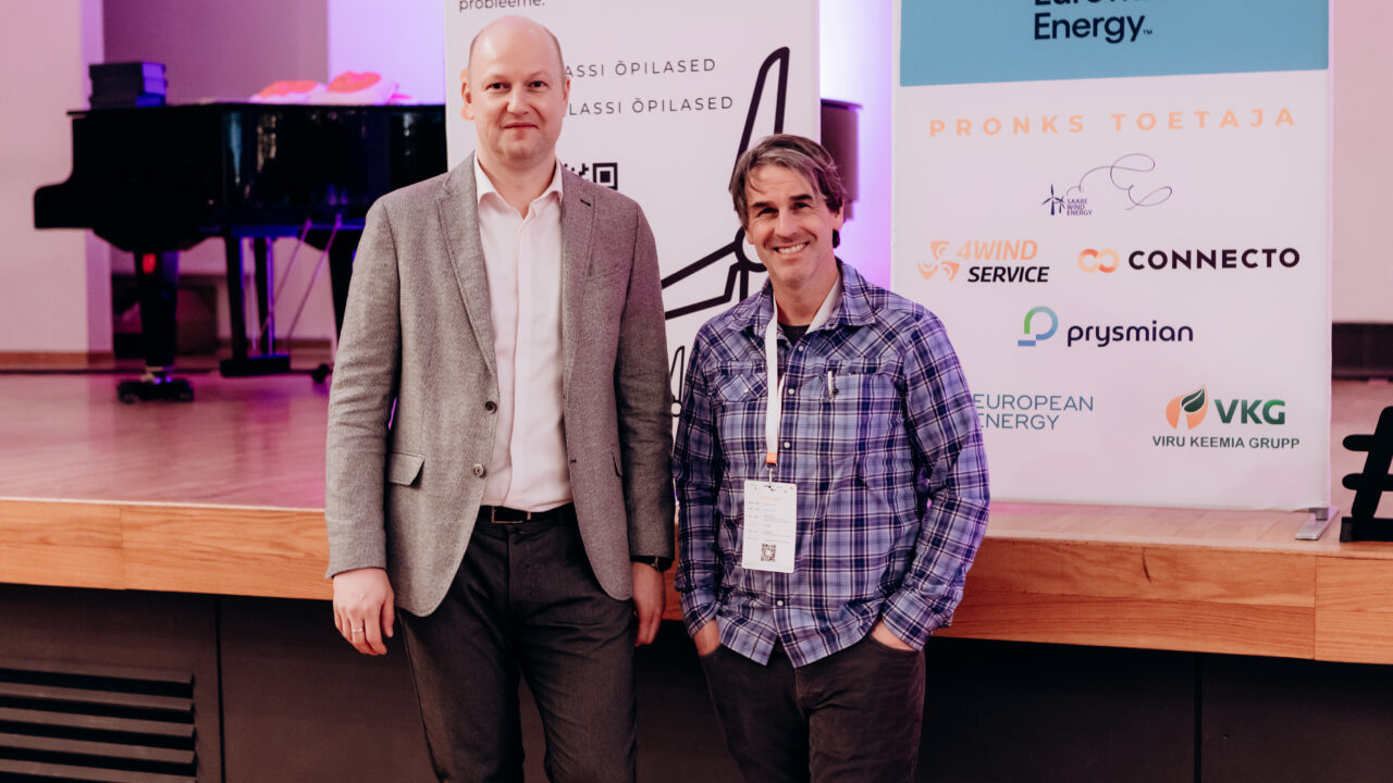 Enerhacki asutaja ja TalTechi praktik-professor Igor Krupenski ning KidWindi asutaja Michael Arquin Eestis toimunud KidWind Challenge’il. Foto: TalTech
