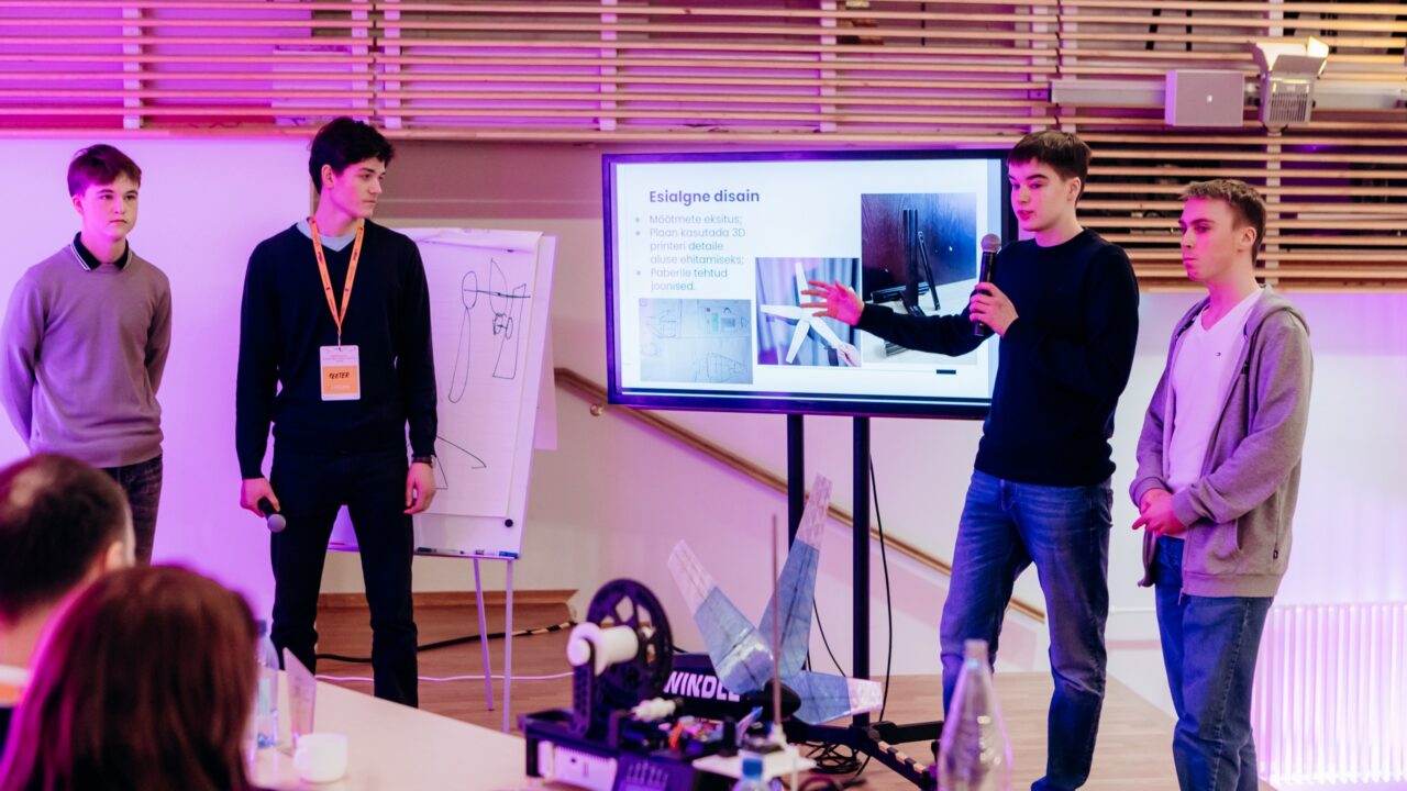 Windle’i meeskond esitlemas oma tuuleturbiini Eesti KidWind Challenge’il. Võistlusel hinnatakse nii tehnilist lahendust kui ka oskust oma valikuid põhjendada ja probleeme lahendada. Foto: TalTech