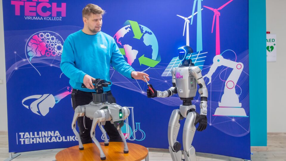TalTechi Virumaa kolledži doktorant-nooremteadur ja tööstus 5.0 tuleviku katselabori juhataja MSc Karle Nutonen humanoidroboti ja robotkoeraga. Foto: Dmitry Matveev