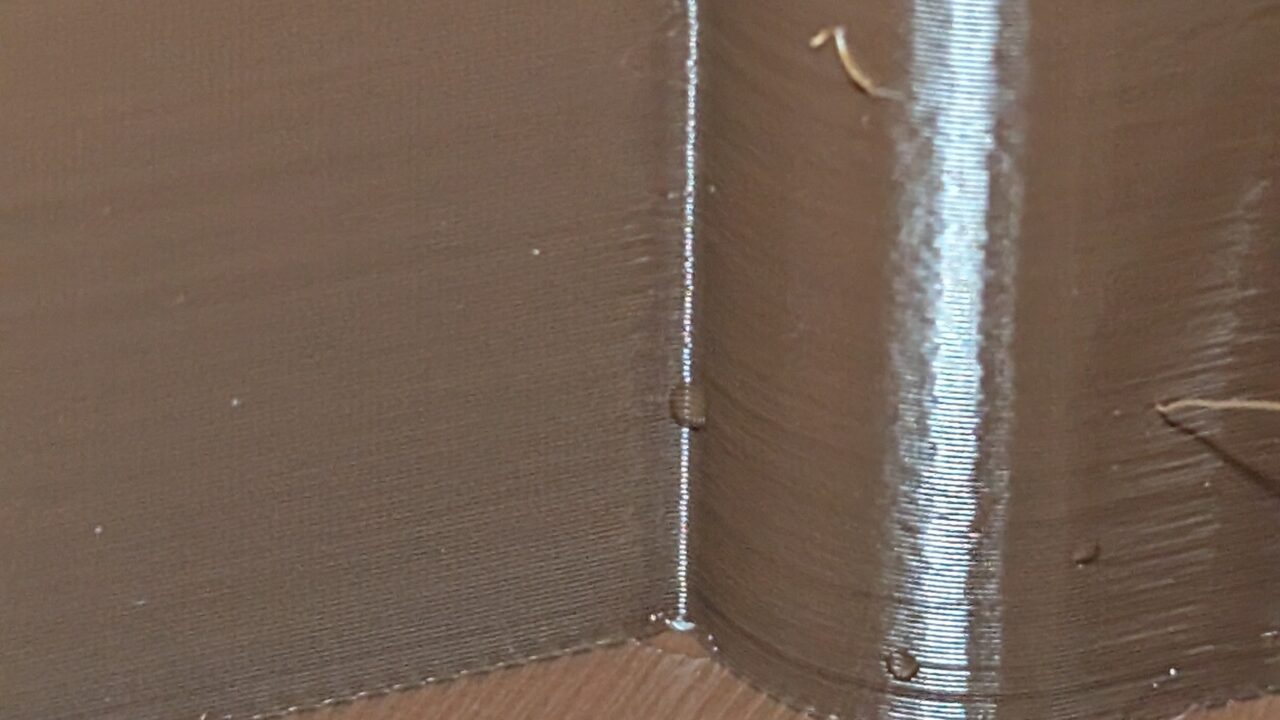 Vesi leidis tee korpuse sisemusse. Uputamiskatse näitas, et töötlemata 3D-prinditud detailide mikropooride kaudu võib niiskus korpusesse imbuda. Foto: TalTech