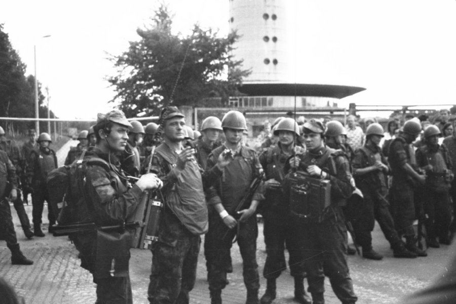 Nõukogude sõdurid Tallinna teletorni juures 20. augustil 1991. Foto: U. Ojaste
