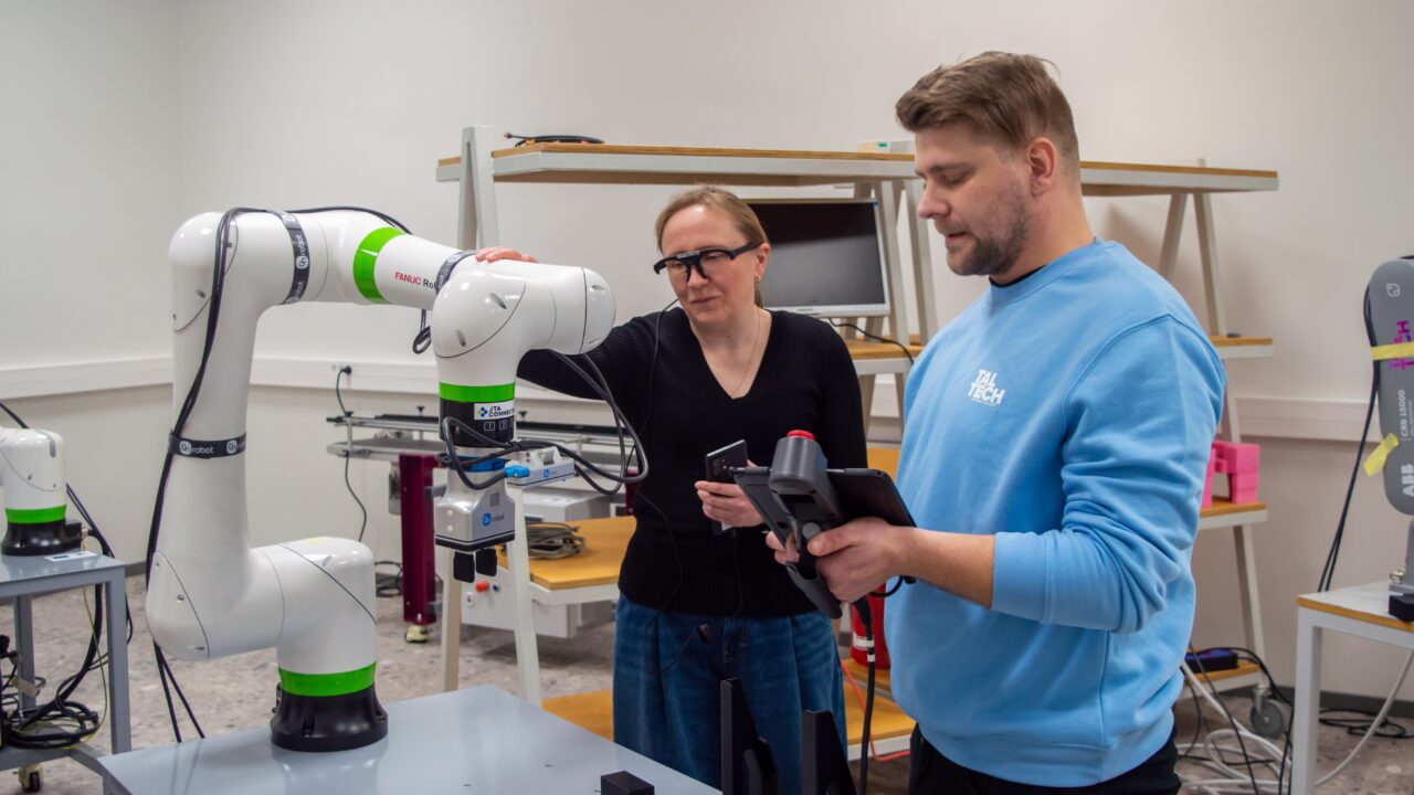 TalTechi Virumaa kolledži vanemlektor PhD Olga Dunajeva ja doktorant-nooremteadur MSc Karle Nutonen katsetavad koostöörobotit. Foto: Dmitry Matveev
