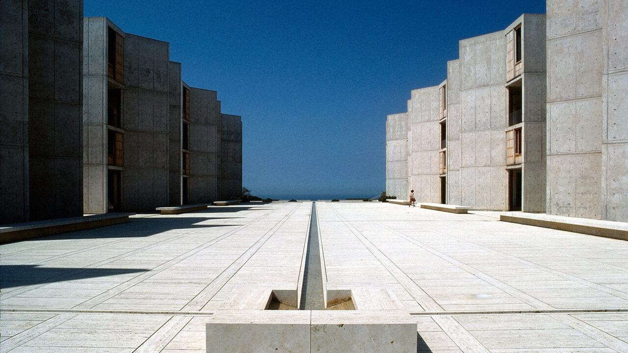 Salki bioloogiauuringute instituut, La Jolla, California, Ameerika Ühendriigid. Arhitekt Louis Kahn, ehituskonstruktor August Komendant, 1959–1965. Instituudi sisehoov vaatega Vaiksele ookeanile. John Dorio Nicolais, Pennsylvania ülikooli arhitektuuriarhiiv