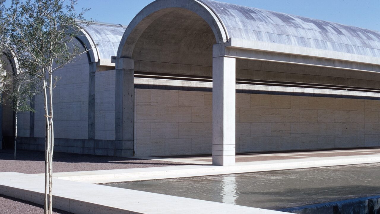 Kimbelli kunstimuuseumi sissepääsuportikus, Fort Worth, Texas, Ameerika Ühendriigid, 1972. Marshall David Meyers, Pennsylvania ülikooli arhitektuuriarhiiv