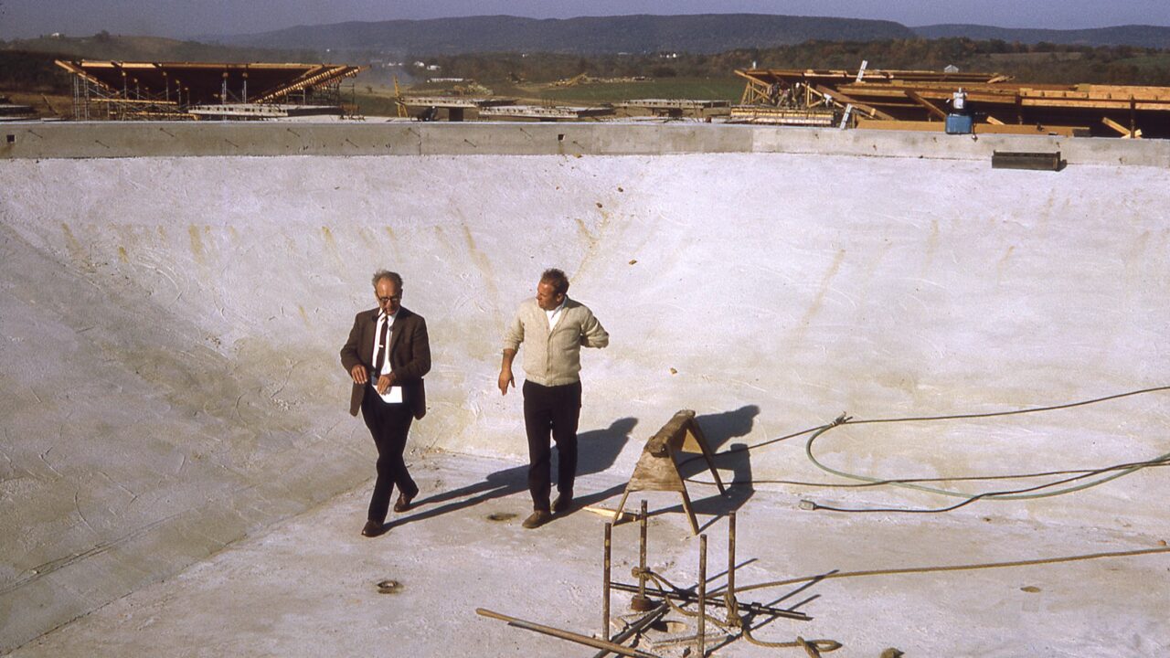 August Komendant (vasakul) Olivetti-Underwoodi kirjutusmasinatehase ehitusel, Harrisburg, Pennsylvania, Ameerika Ühendriigid, 1969. George Jüri Komendant, August Komendandi perekonnaarhiiv