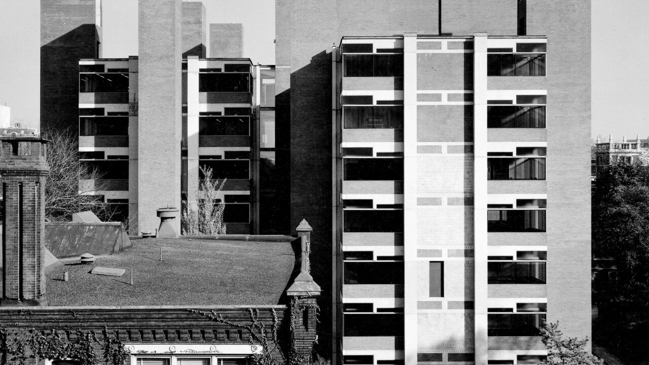Richardsi meditsiiniuuringute laborid, Philadelphia, Pennsylvania, Ameerika Ühendriigid. Arhitekt Louis Kahn, ehituskonstruktor August Komendant, 1957–1965. Laborihooned pärast esimese ehitusetapi valmimist. Cervin Robinson, Pennsylvania ülikooli arhitektuuriarhiiv
