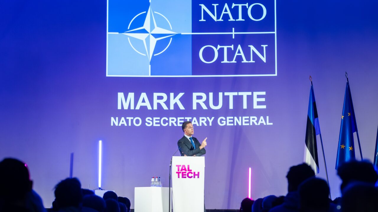 Rutte tunnustas Eestit kaitseinvesteeringute, Ukraina toetamise, tehnoloogilise innovatsiooni ja ühiskondliku kriisivalmiduse eest. Tema sõnul on Eesti näide sellest, kuidas väike riik saab oma teadmiste, tehnoloogia ja inimeste kaudu tugevdada kogu NATO julgeolekut. Foto: Jürgen Randma